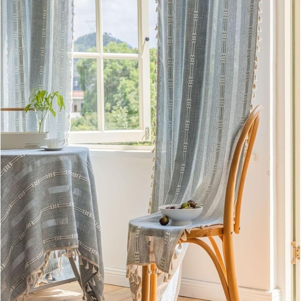 Transparent gardin med solstriper og dusker