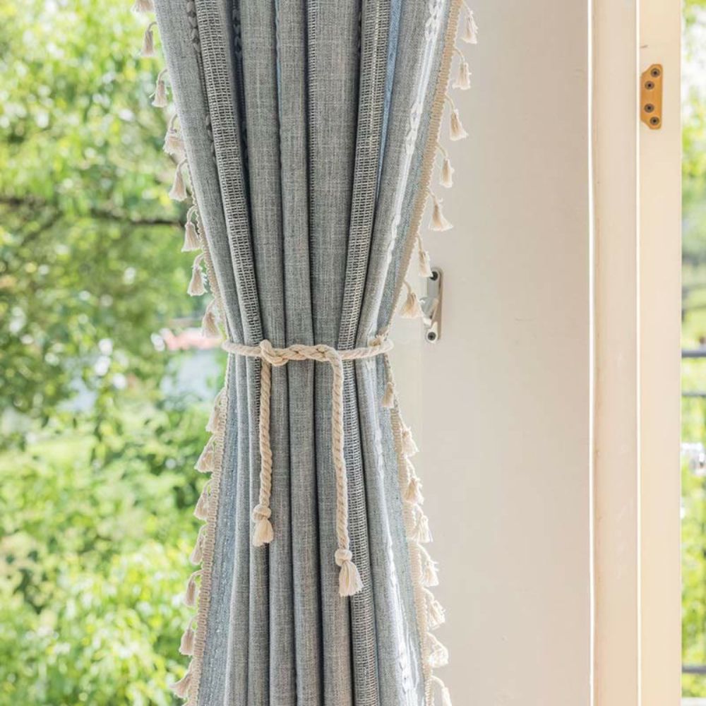 Transparent gardin med solstriper og dusker