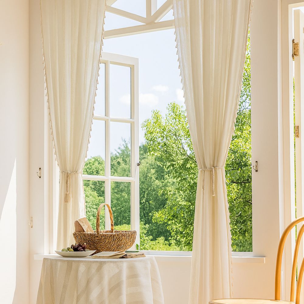 Transparent gardin med solstriper og dusker
