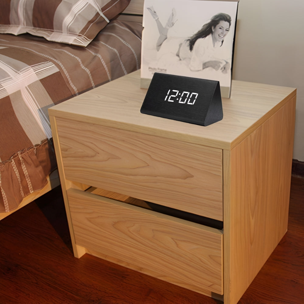 Elora LED-vekkerklokke i tre med digital visning