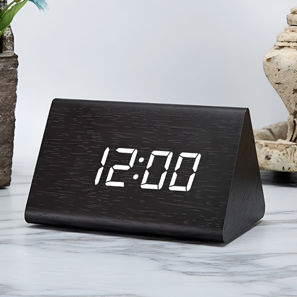 Elora LED-vekkerklokke i tre med digital visning