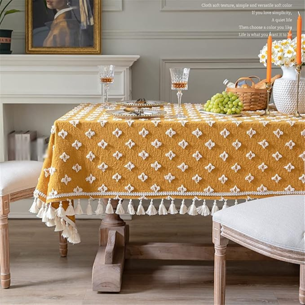 Allsidig gul duk med broderi og dusker