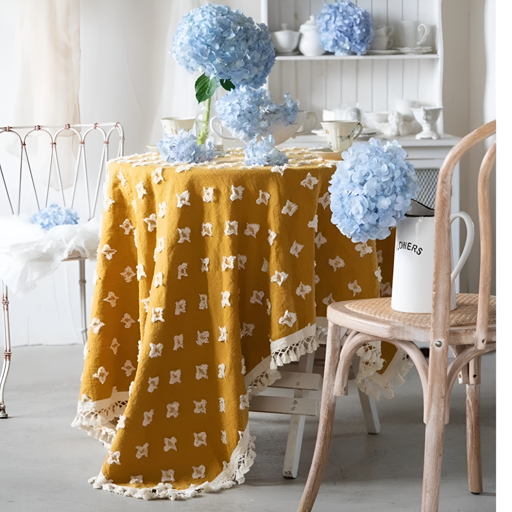 Allsidig gul duk med broderi og dusker