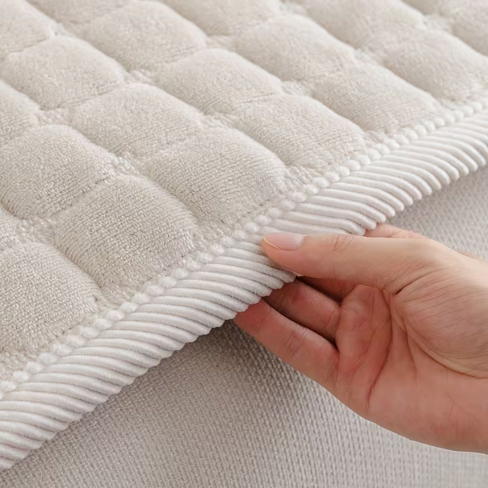 Minimalistisk quiltet sofatrekk i plysj
