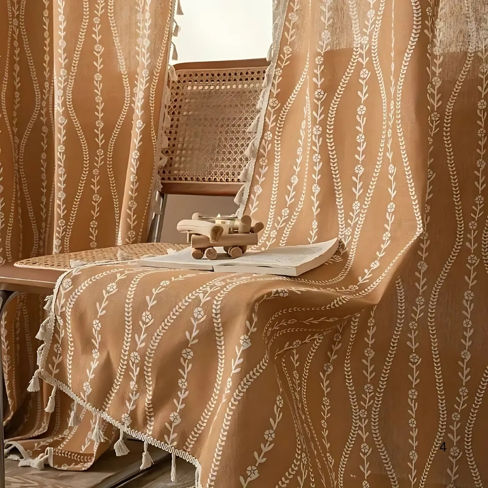 Beige gardin med hvetemønster og dusker