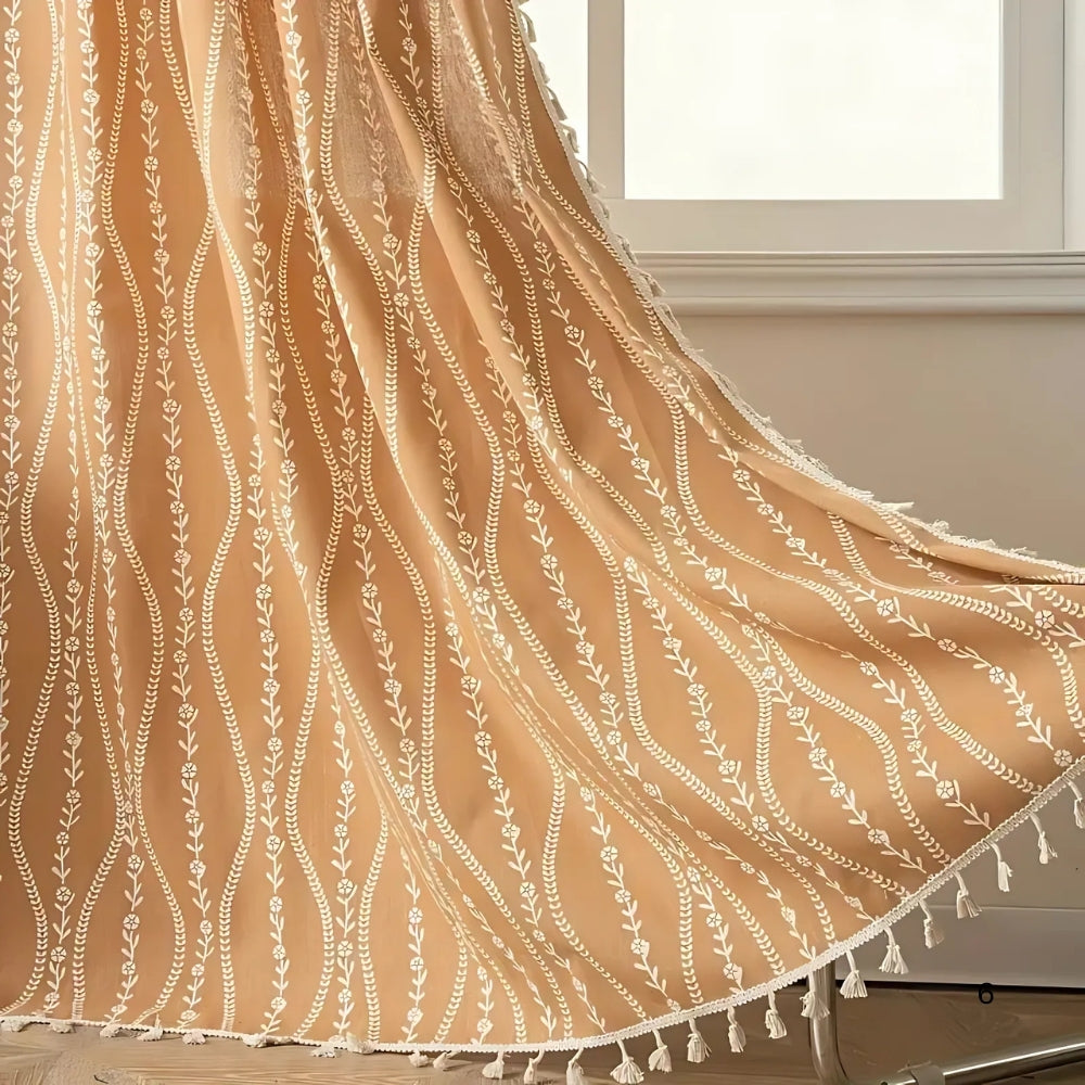 Beige gardin med hvetemønster og dusker
