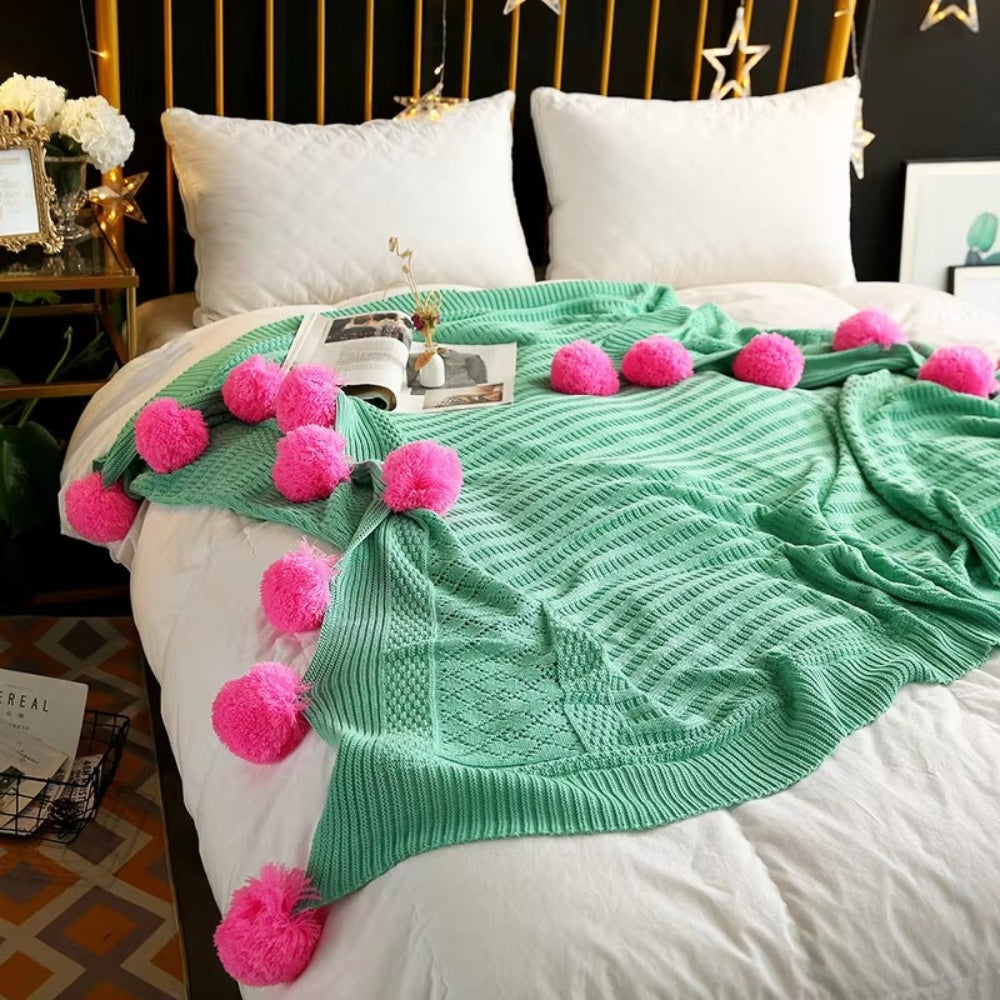 Lekent lodden macaron-pledd med pomponger – Pudderrosa Pop