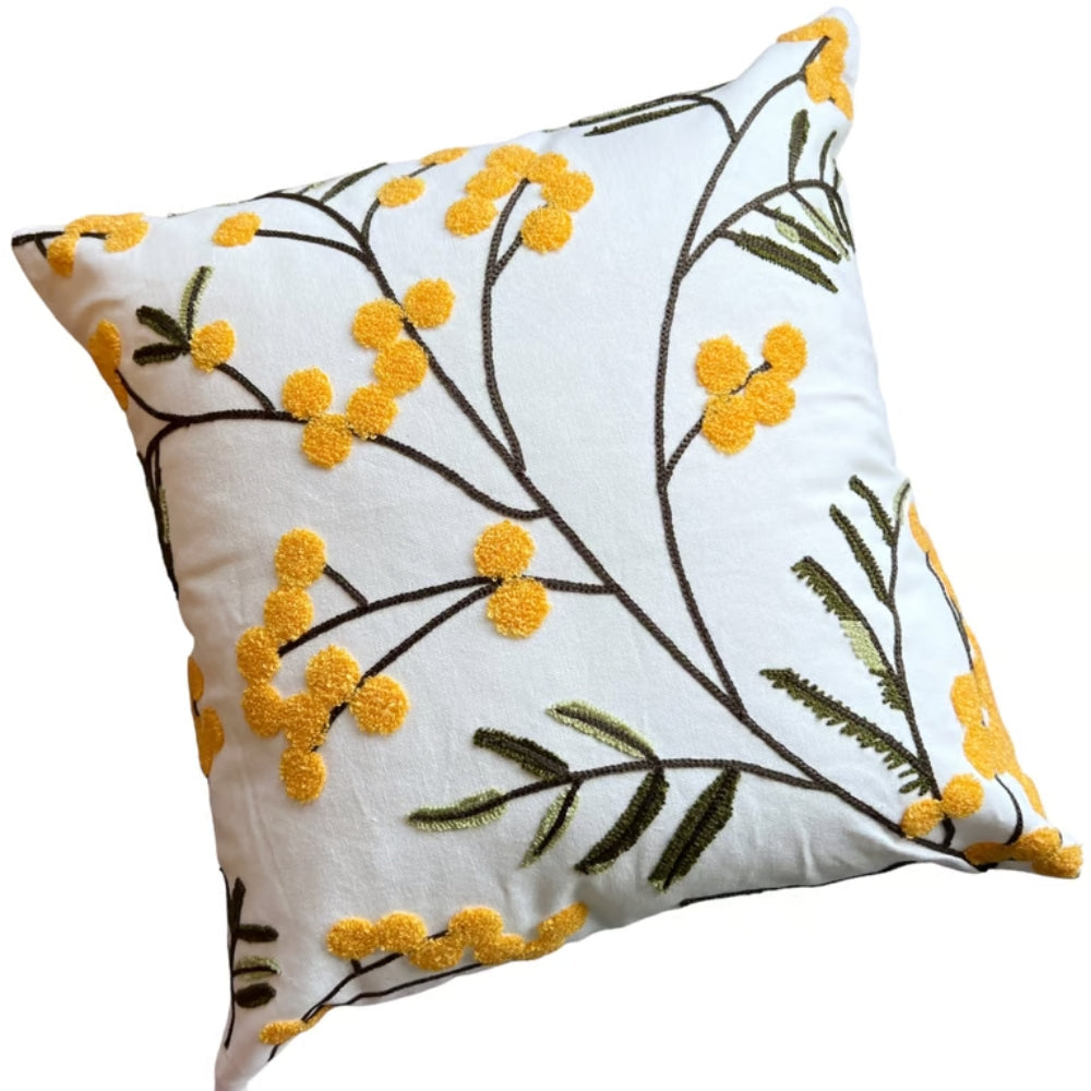Brodert putetrekk med gule blomster og blader