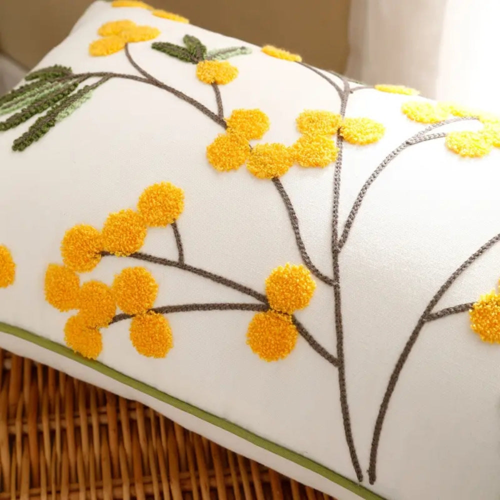 Brodert putetrekk med gule blomster og blader