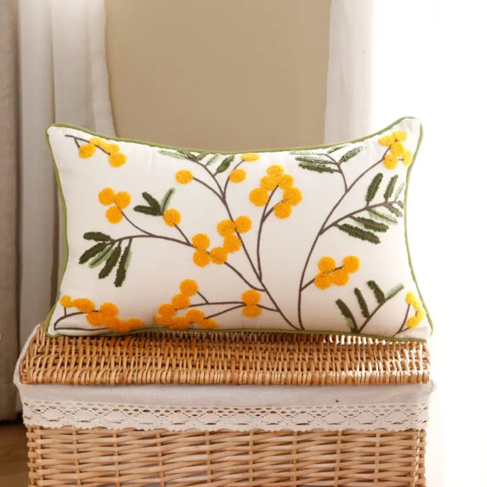 Brodert putetrekk med gule blomster og blader