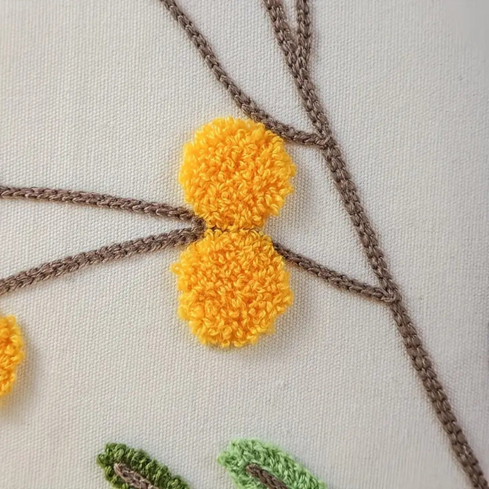 Brodert putetrekk med gule blomster og blader