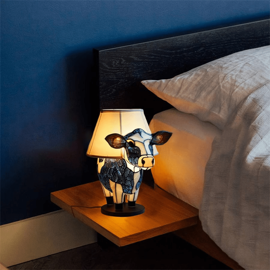 Håndlaget Highland - ku Bordlampe i Farget Glass – Unik Kunstnerisk Hjemmedekorasjon og Gave - NordHjem
