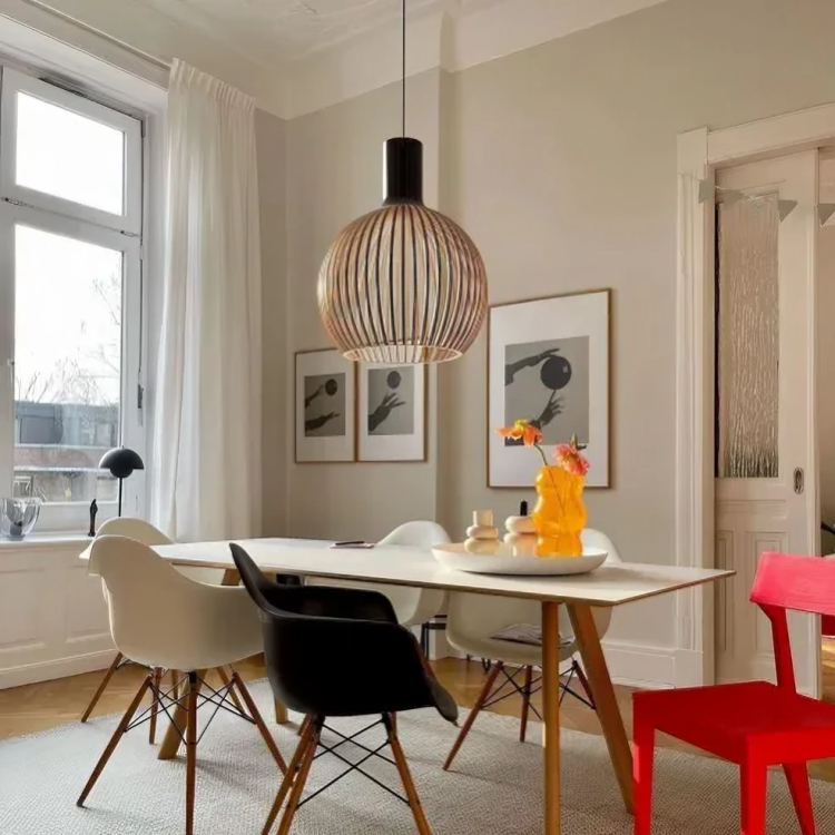 Håndlaget pendellampe i bambus med naturlig finish